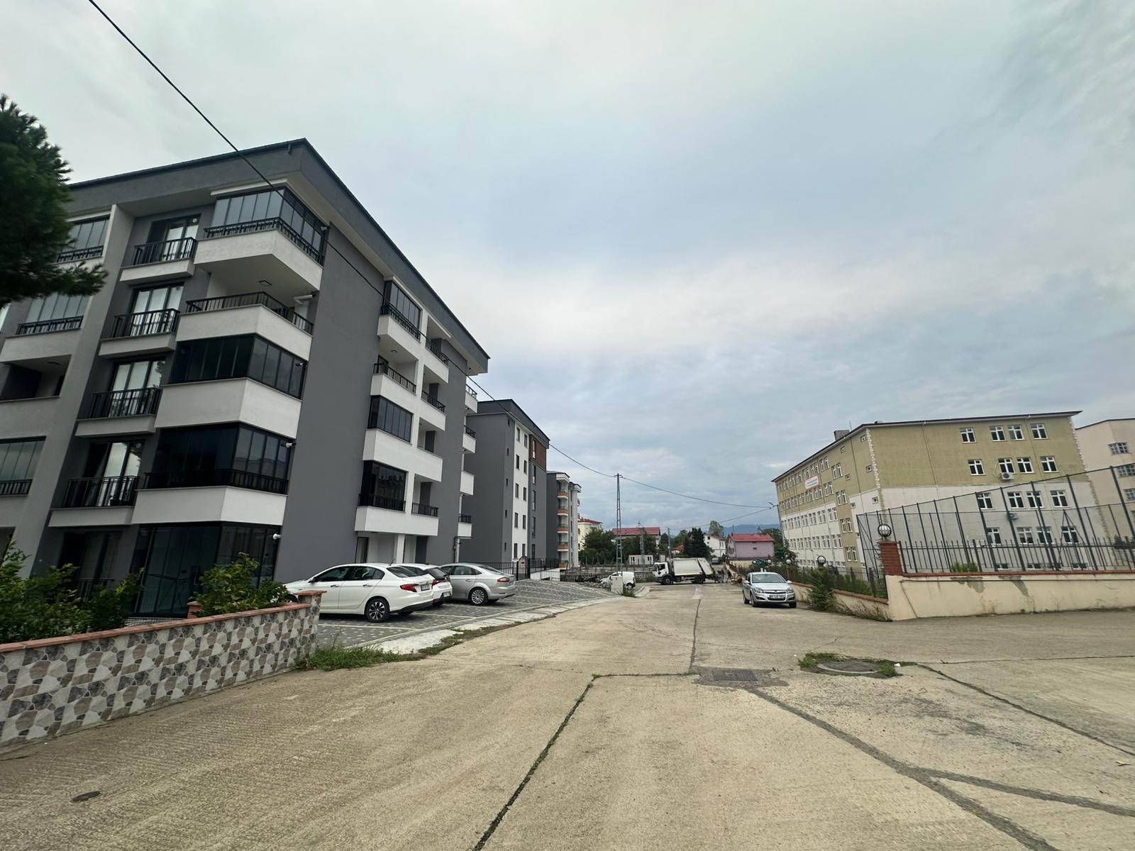 MABEL GAYRİMENKUL/ADACIK YAKAMOZ SİTESİNDE 1+1 SATILIK DAİRE